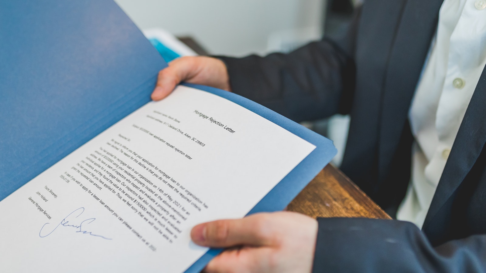 警惕信息差陷阱：如何区分律师与法律咨询公司？