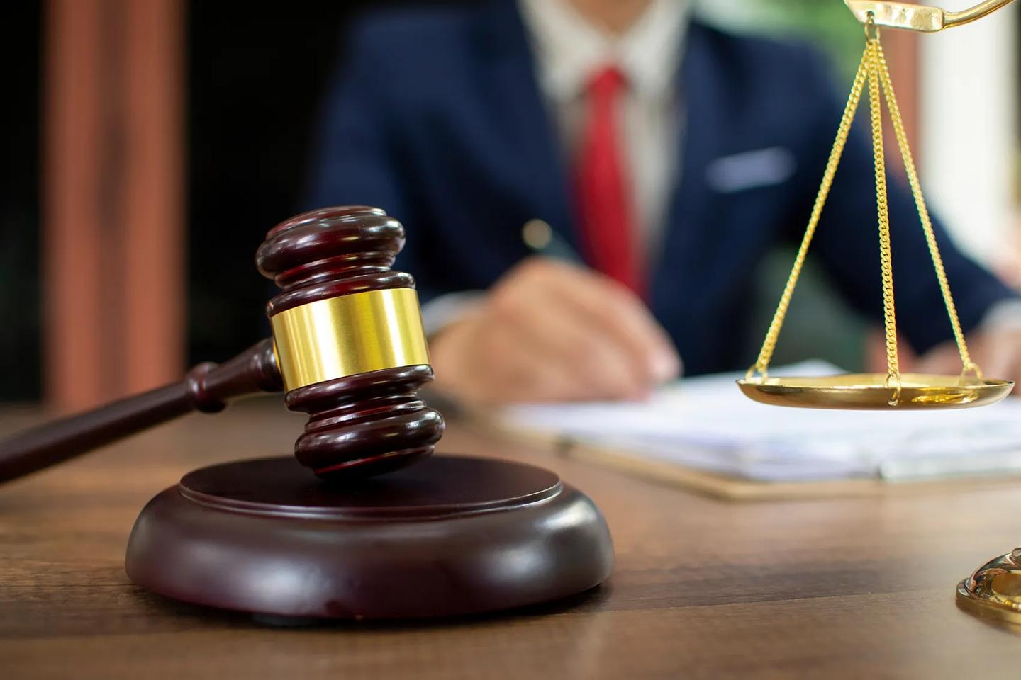 诉讼代理人选择之思：律师代理与自行出庭的法律博弈